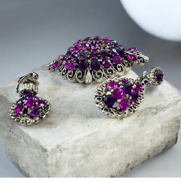 Vintage Style Fuchsia Purple Rhinestone Brooch and Clip On Earring Set Gold Tone - Picture 2 of 9